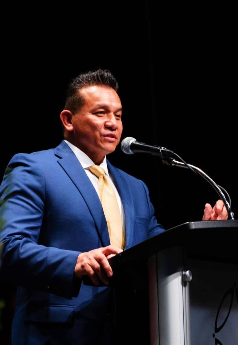 Dr. Willie Ng speaking at a podium